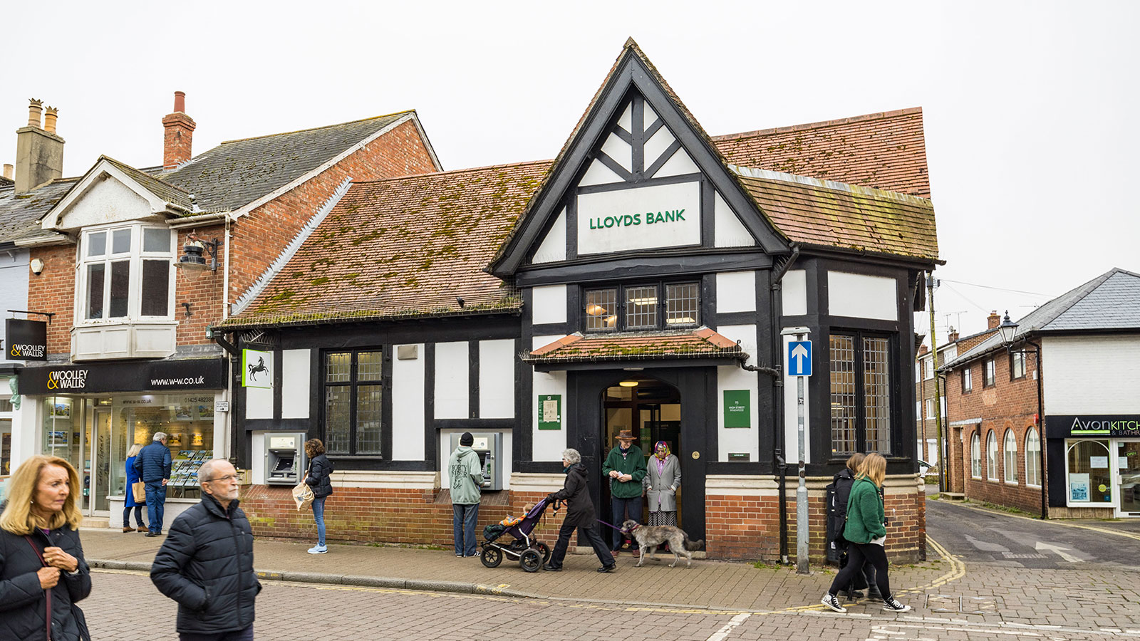 Lloyds Bank<br>25 High Street<br>Ringwood<br>Hampshire<br>BH24 1BD