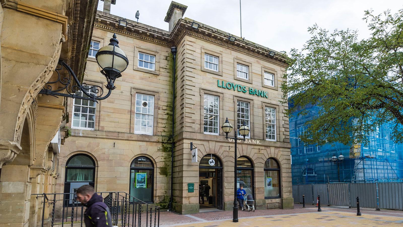 Lloyds Bank<br>5 Market Square<br>Stafford<br>Staffordshire<br>ST16 2JL